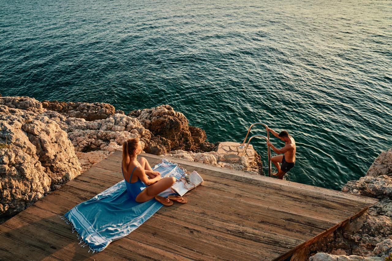 ファルケンステインナー ホテル&スパ ラデラ ペトルチャネ エクステリア 写真 Bathers at the Blue Grotto