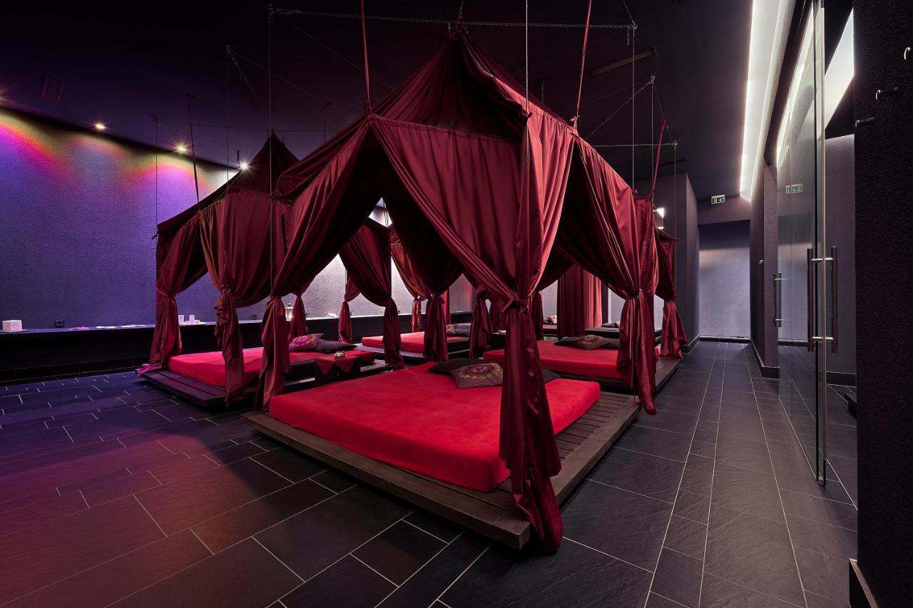 ファルケンステインナー ホテル&スパ ラデラ ペトルチャネ エクステリア 写真 The interior of the nightclub