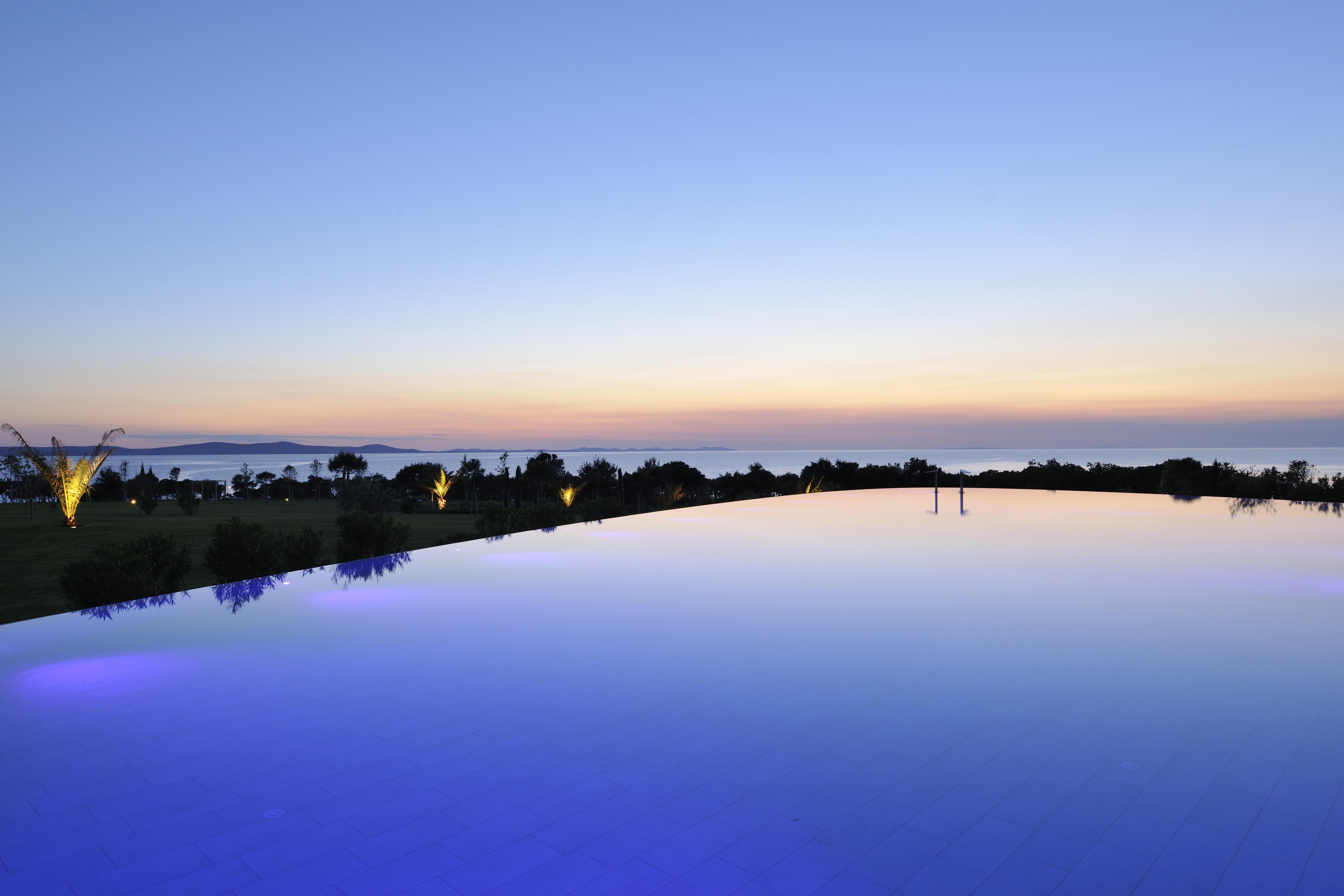 ファルケンステインナー ホテル&スパ ラデラ ペトルチャネ エクステリア 写真 Sunset at the resort