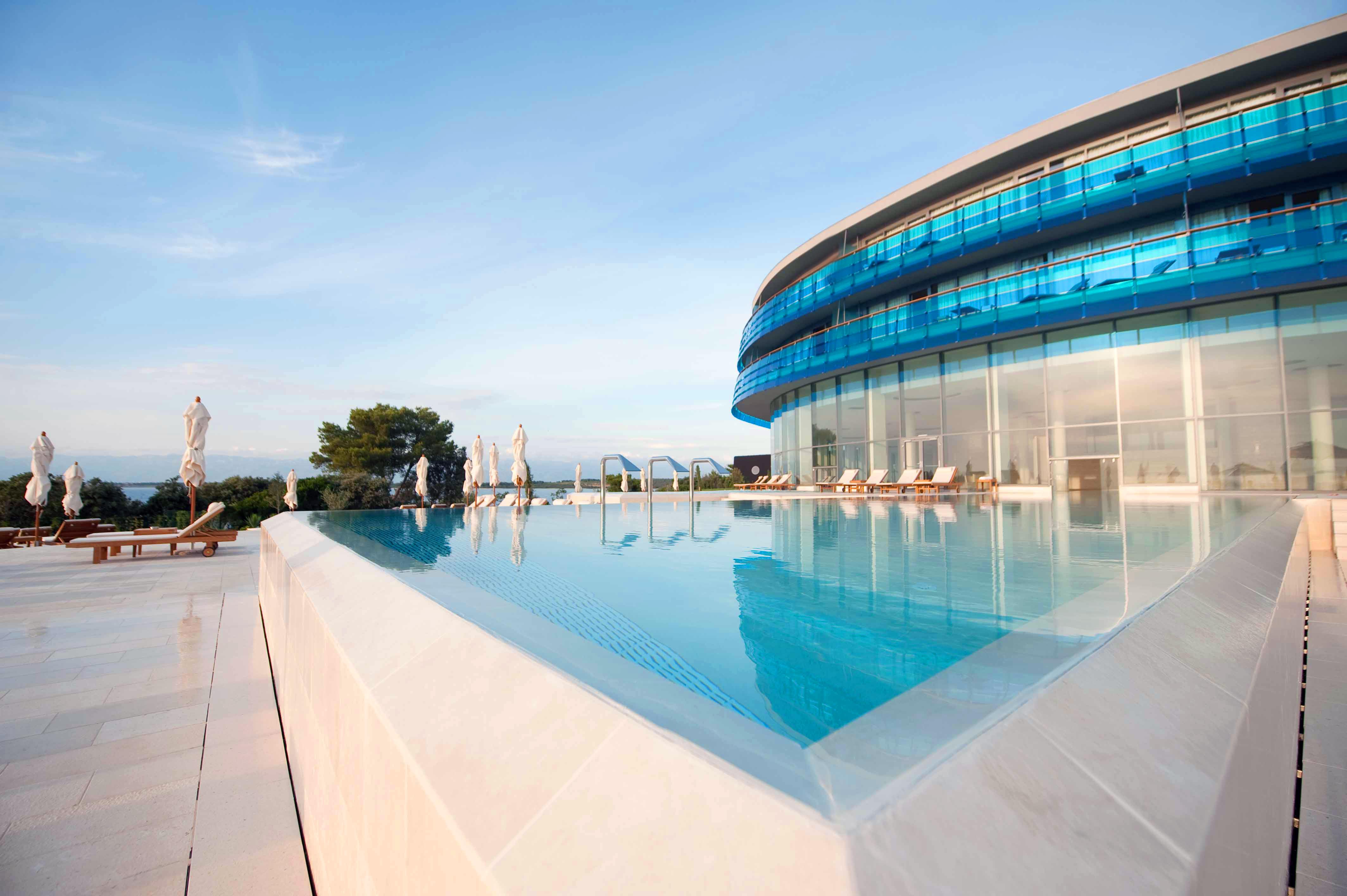 ファルケンステインナー ホテル&スパ ラデラ ペトルチャネ エクステリア 写真 The hotel's swimming pool