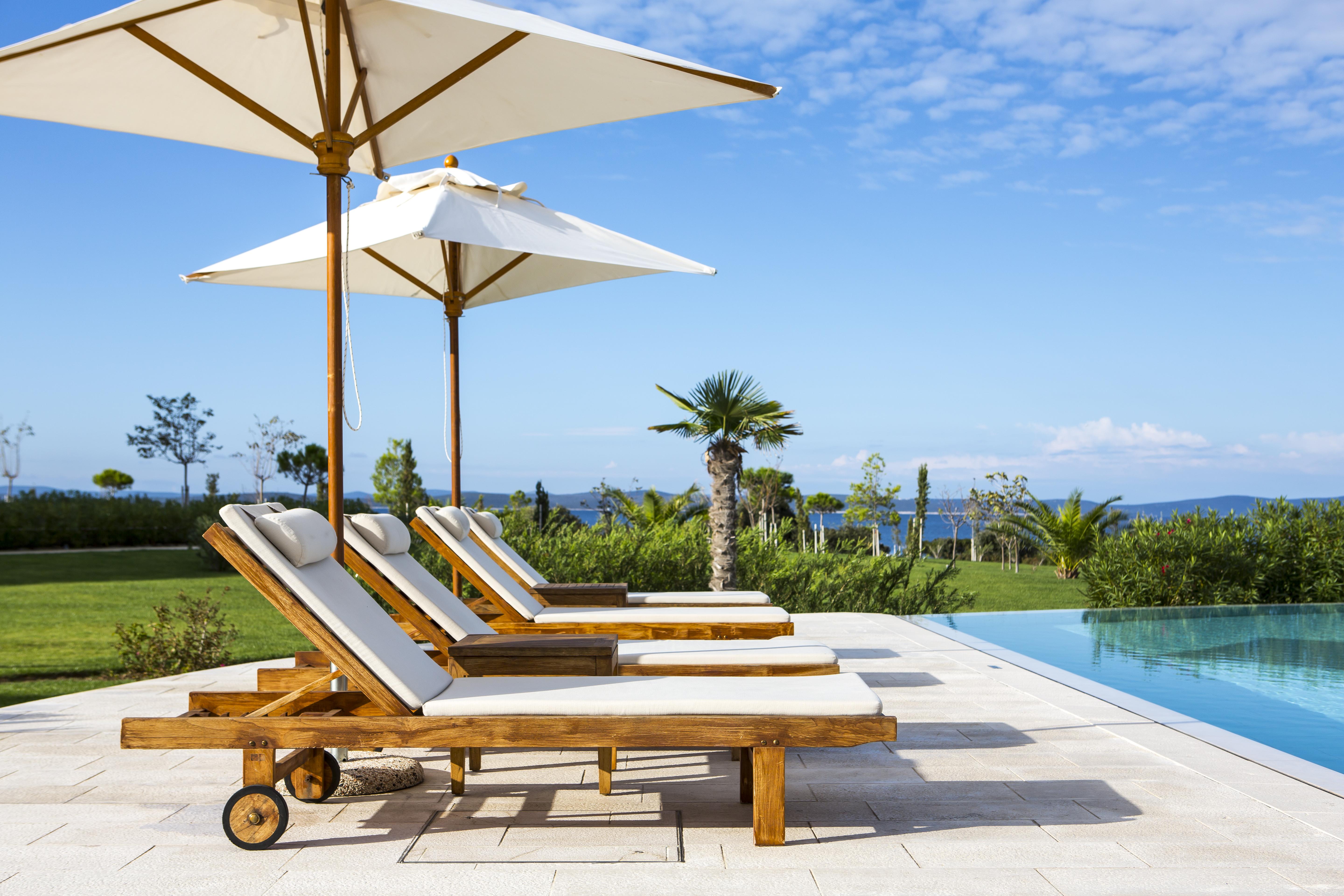 ファルケンステインナー ホテル&スパ ラデラ ペトルチャネ エクステリア 写真 A poolside lounge chair