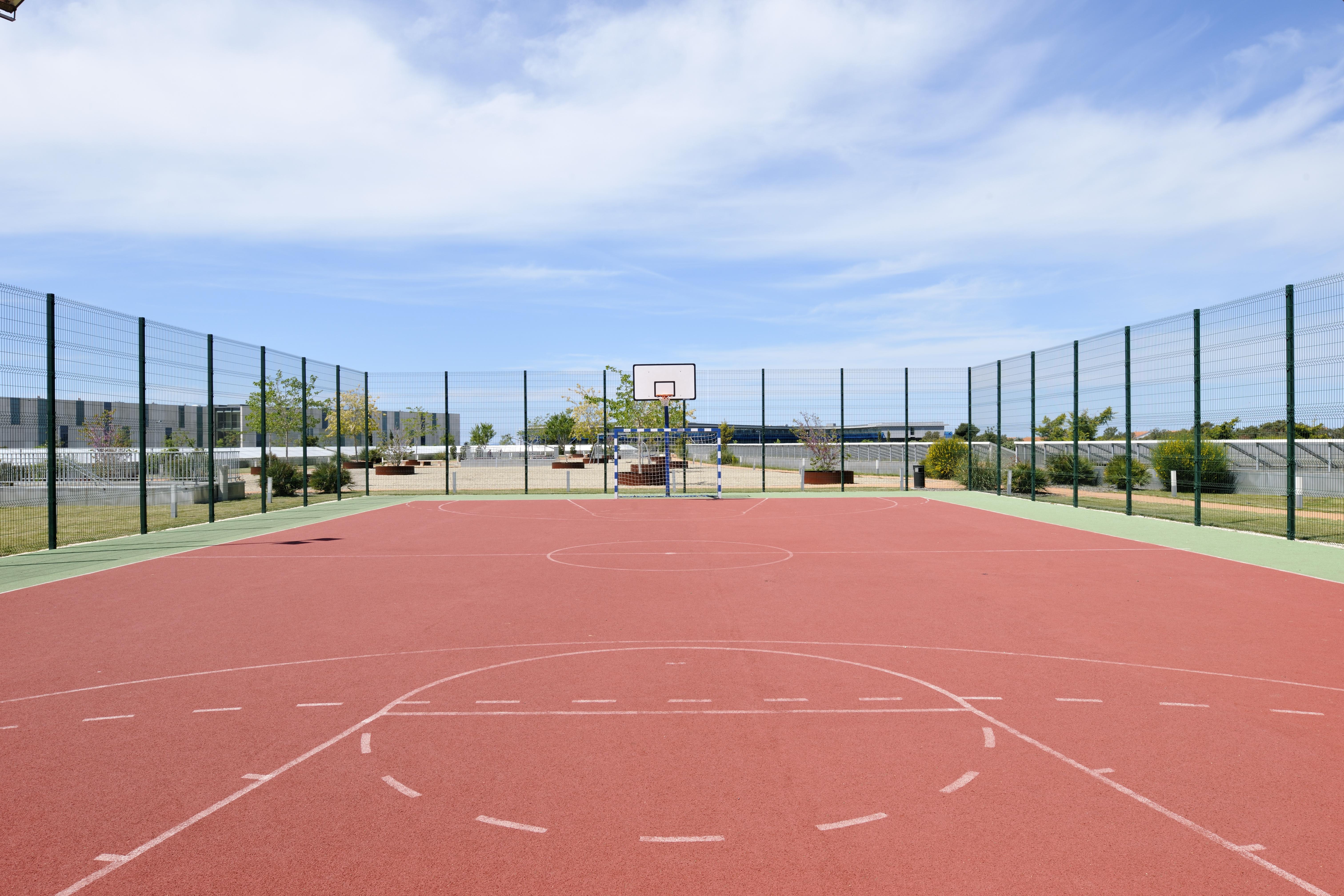 ファルケンステインナー ホテル&スパ ラデラ ペトルチャネ エクステリア 写真 Basketball court at the University of New England, Australia