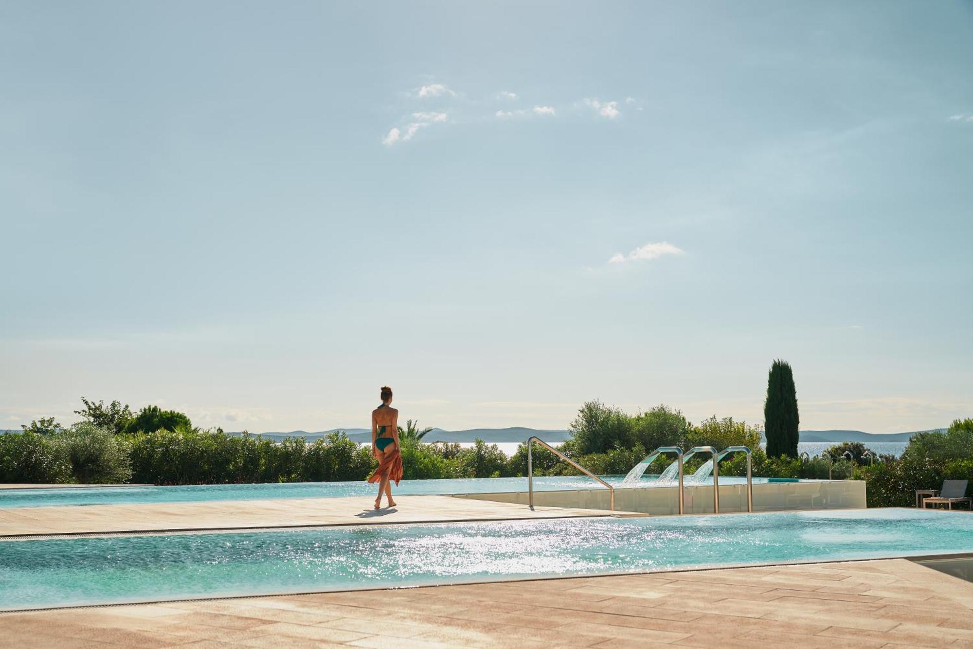 ファルケンステインナー ホテル&スパ ラデラ ペトルチャネ エクステリア 写真 The swimming pool at the hotel