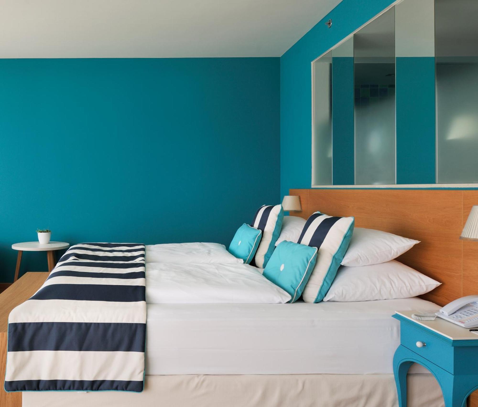 ファルケンステインナー ホテル&スパ ラデラ ペトルチャネ 部屋 写真 A bedroom with blue walls