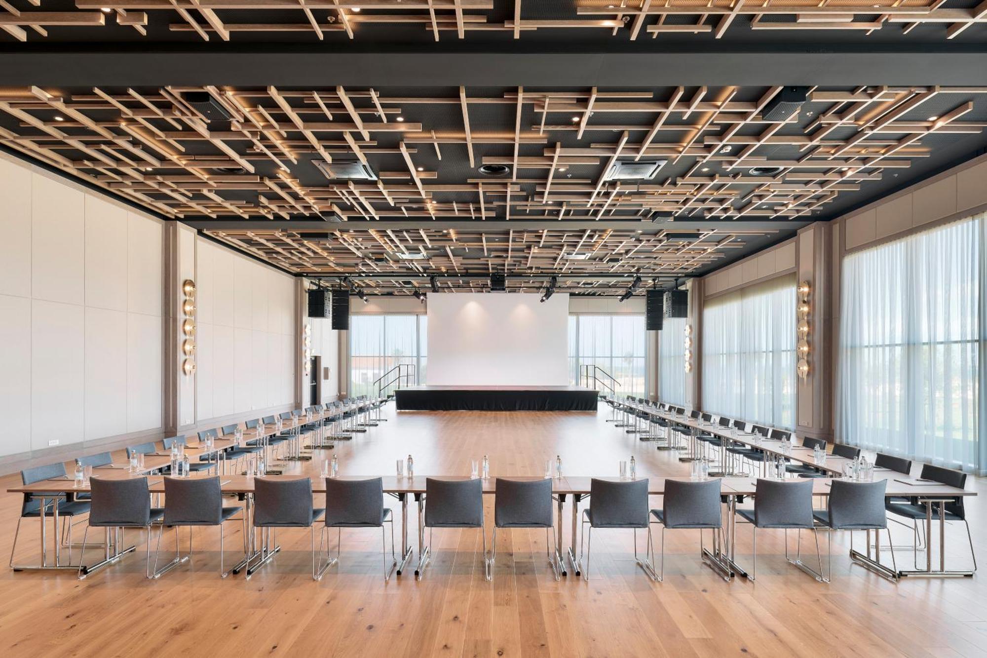 ファルケンステインナー ホテル&スパ ラデラ ペトルチャネ エクステリア 写真 The 100-seat auditorium